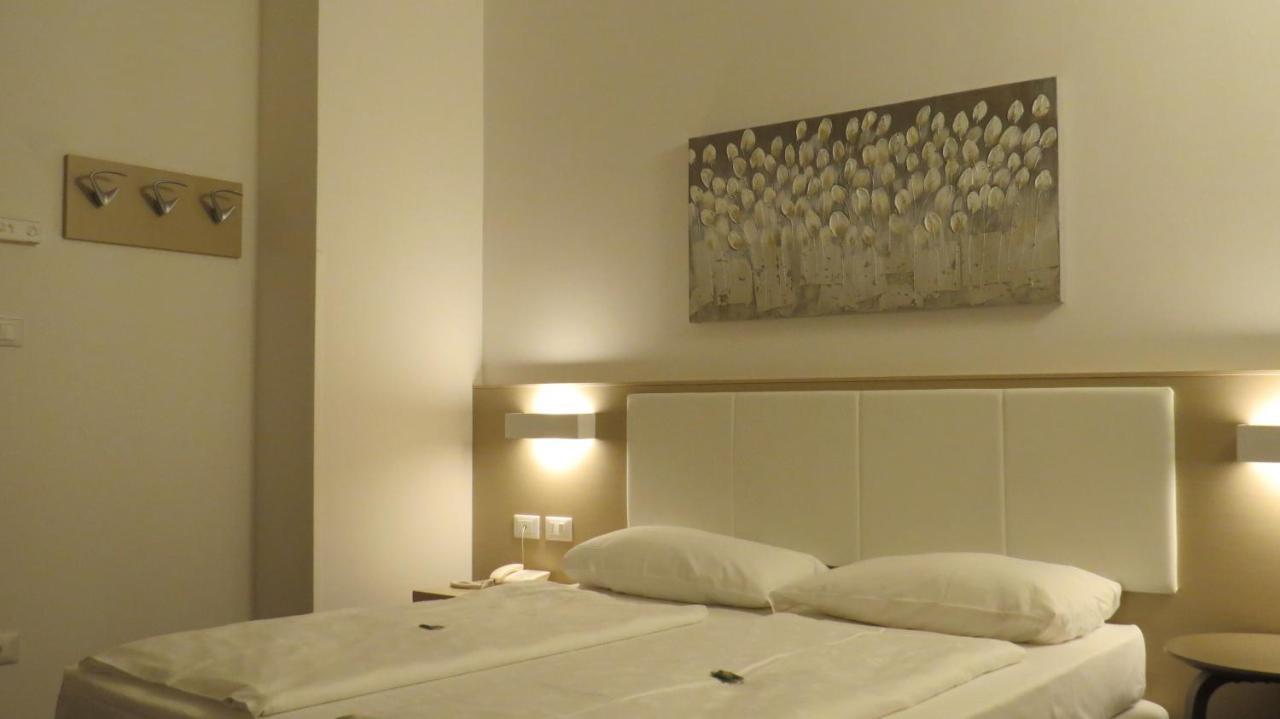 Hotel Villa Claudia Torbole Sul Garda Bagian luar foto