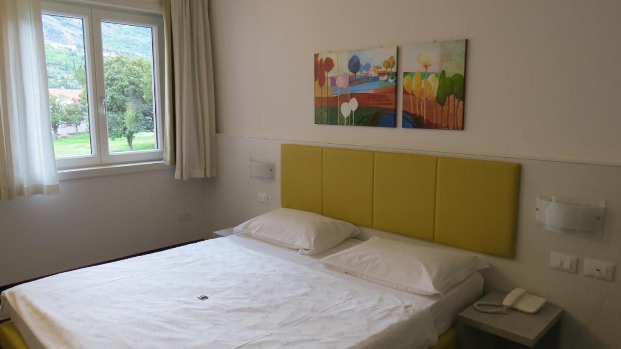 Hotel Villa Claudia Torbole Sul Garda Bagian luar foto
