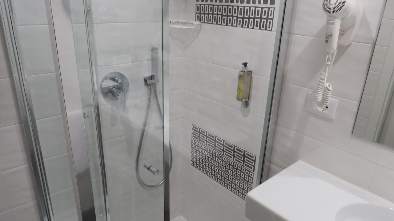 Hotel Villa Claudia Torbole Sul Garda Ruang foto