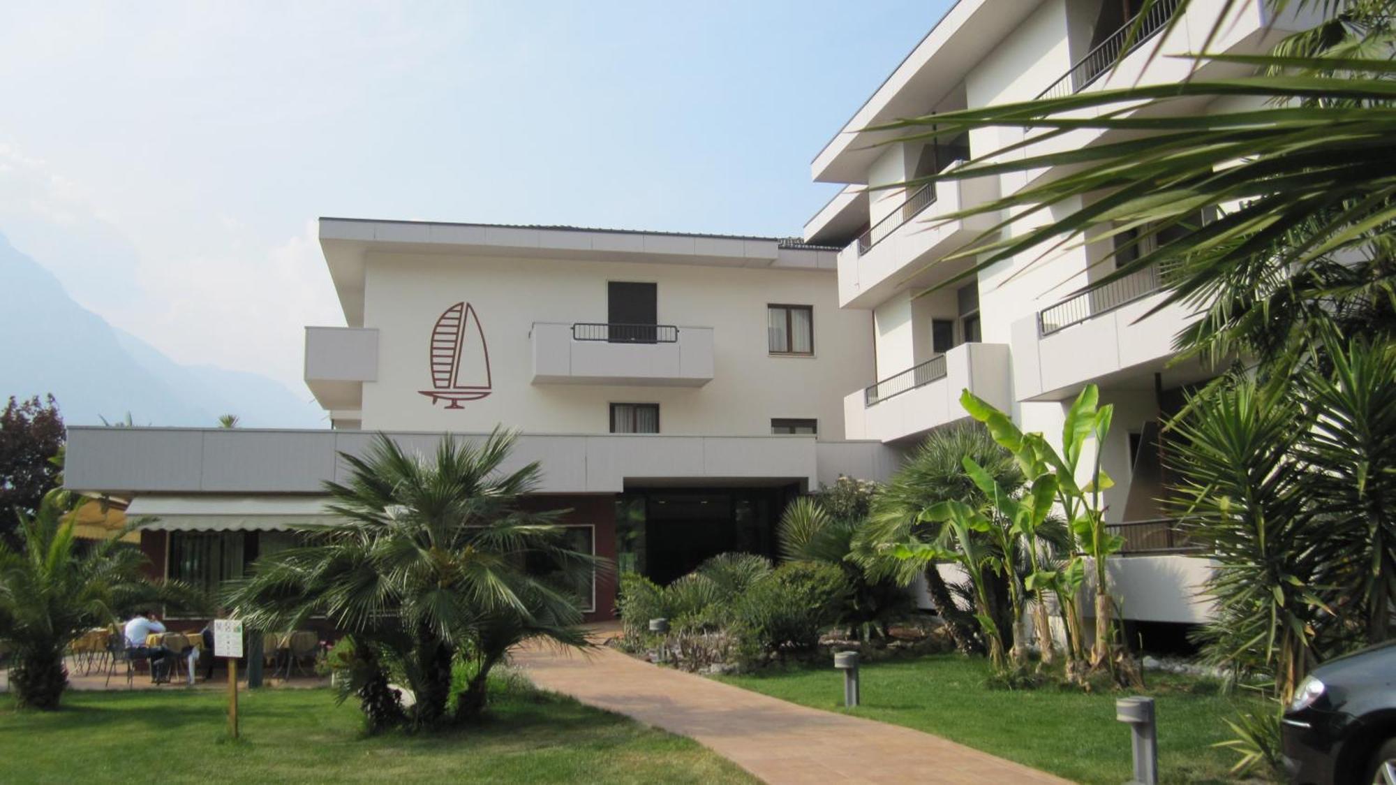 Hotel Villa Claudia Torbole Sul Garda Bagian luar foto