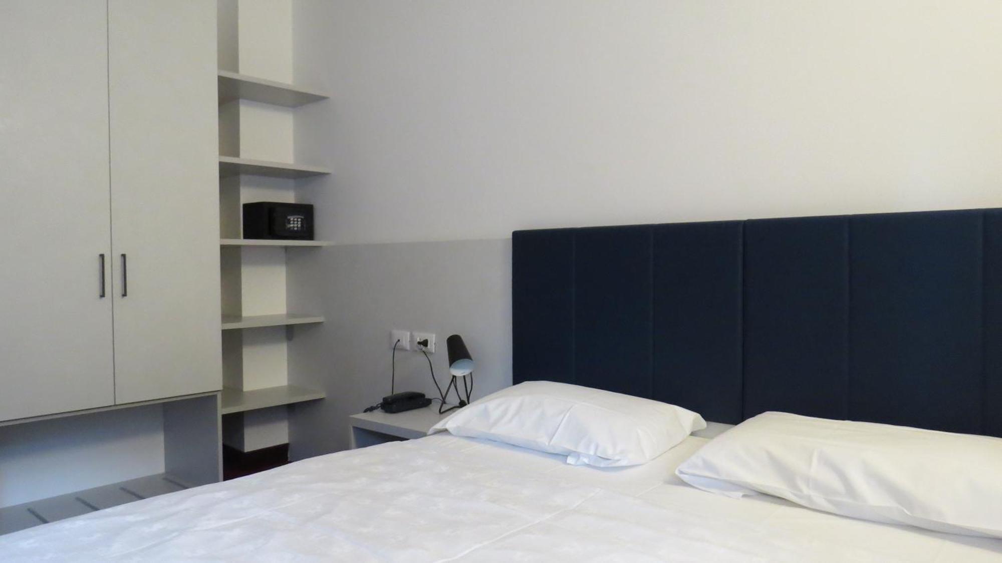 Hotel Villa Claudia Torbole Sul Garda Ruang foto