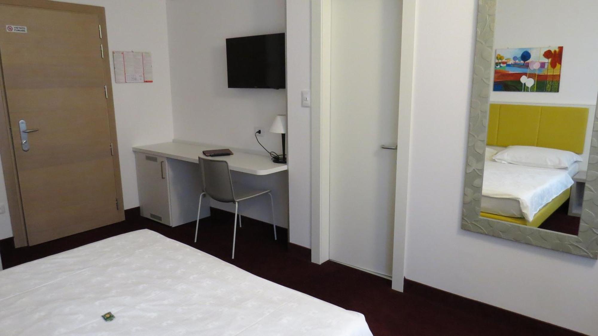 Hotel Villa Claudia Torbole Sul Garda Ruang foto