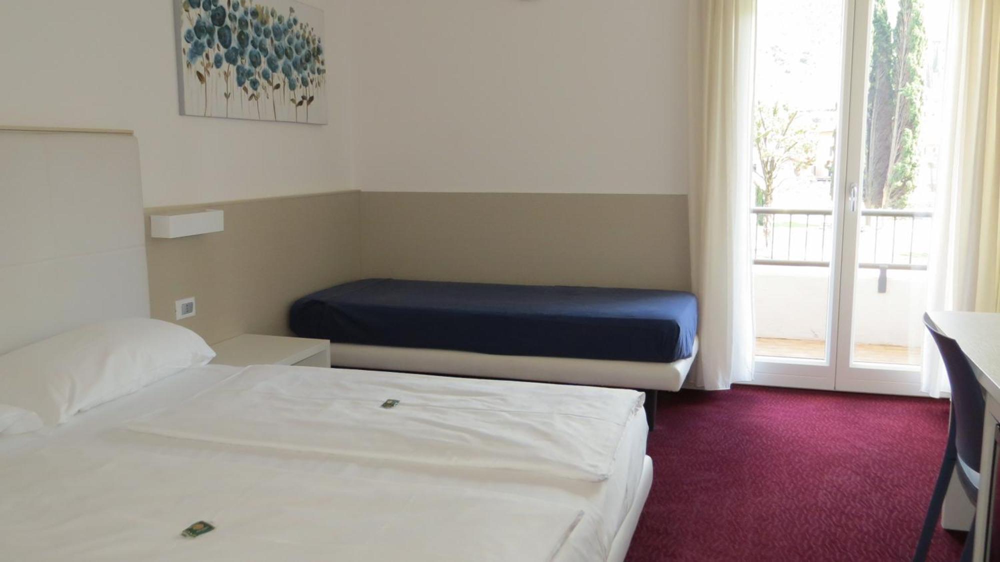 Hotel Villa Claudia Torbole Sul Garda Ruang foto