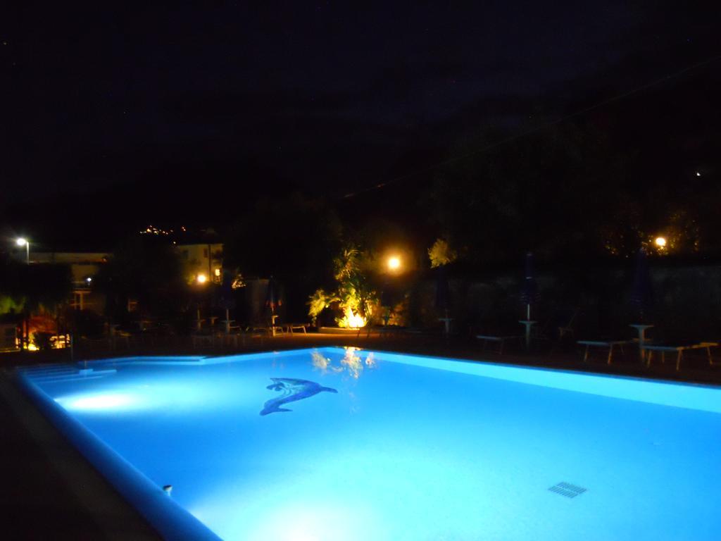 Hotel Villa Claudia Torbole Sul Garda Bagian luar foto