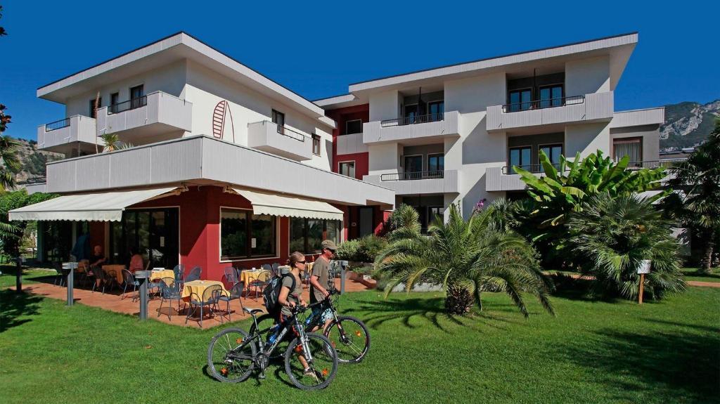 Hotel Villa Claudia Torbole Sul Garda Bagian luar foto
