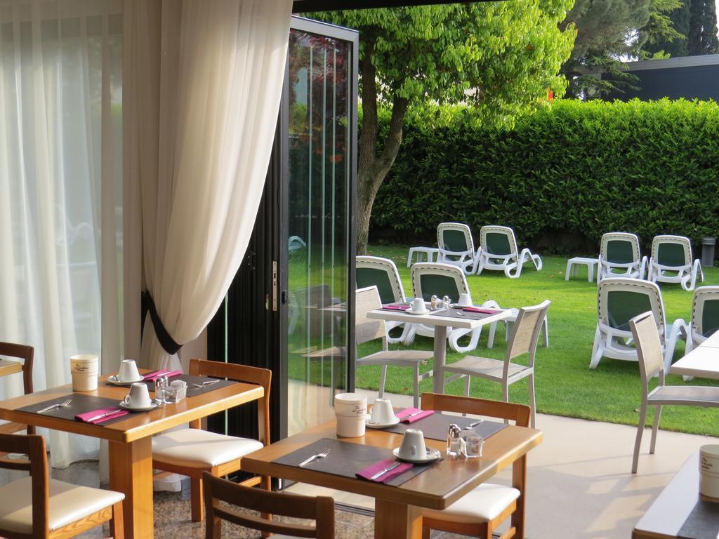 Hotel Villa Claudia Torbole Sul Garda Bagian luar foto
