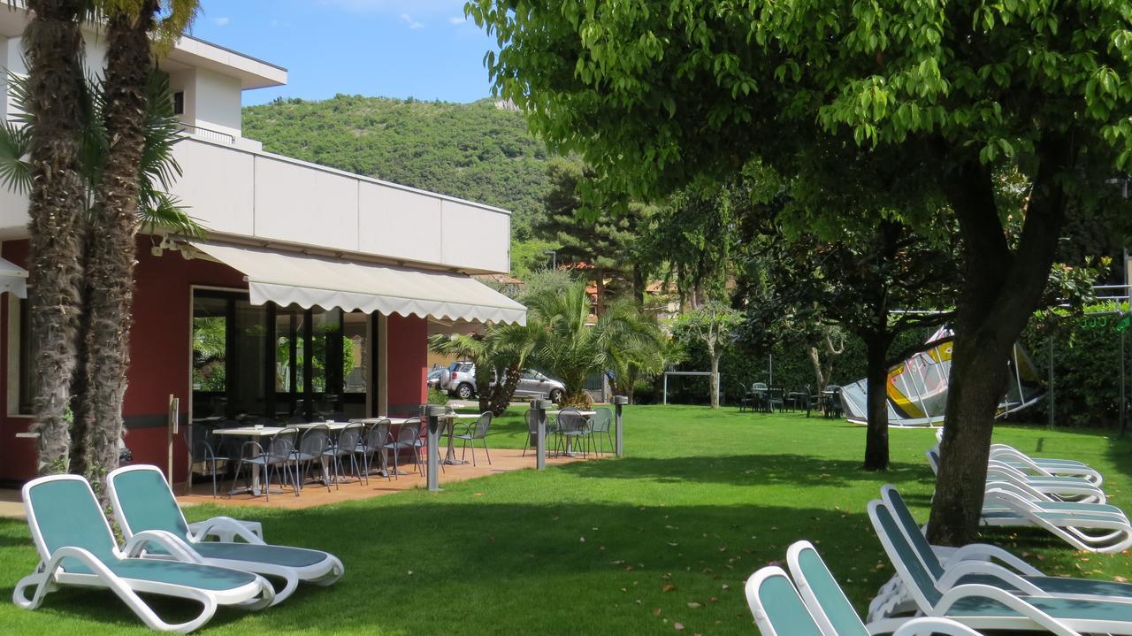 Hotel Villa Claudia Torbole Sul Garda Bagian luar foto