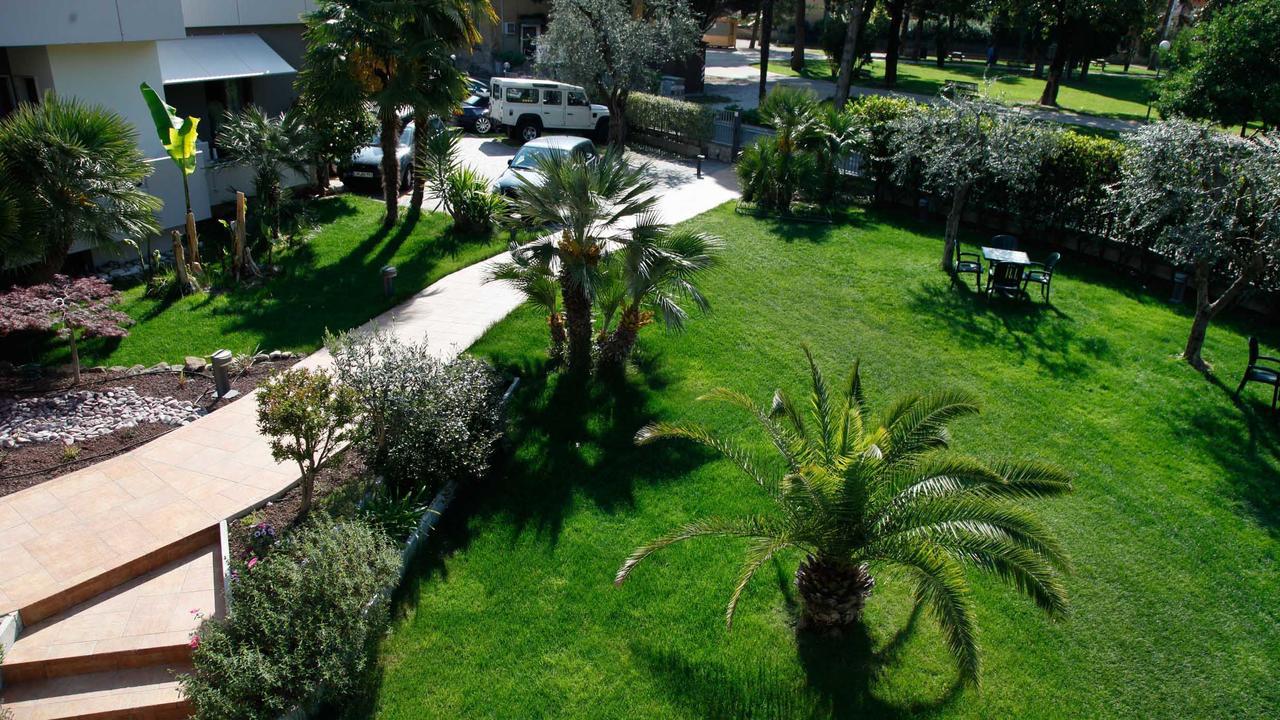 Hotel Villa Claudia Torbole Sul Garda Bagian luar foto